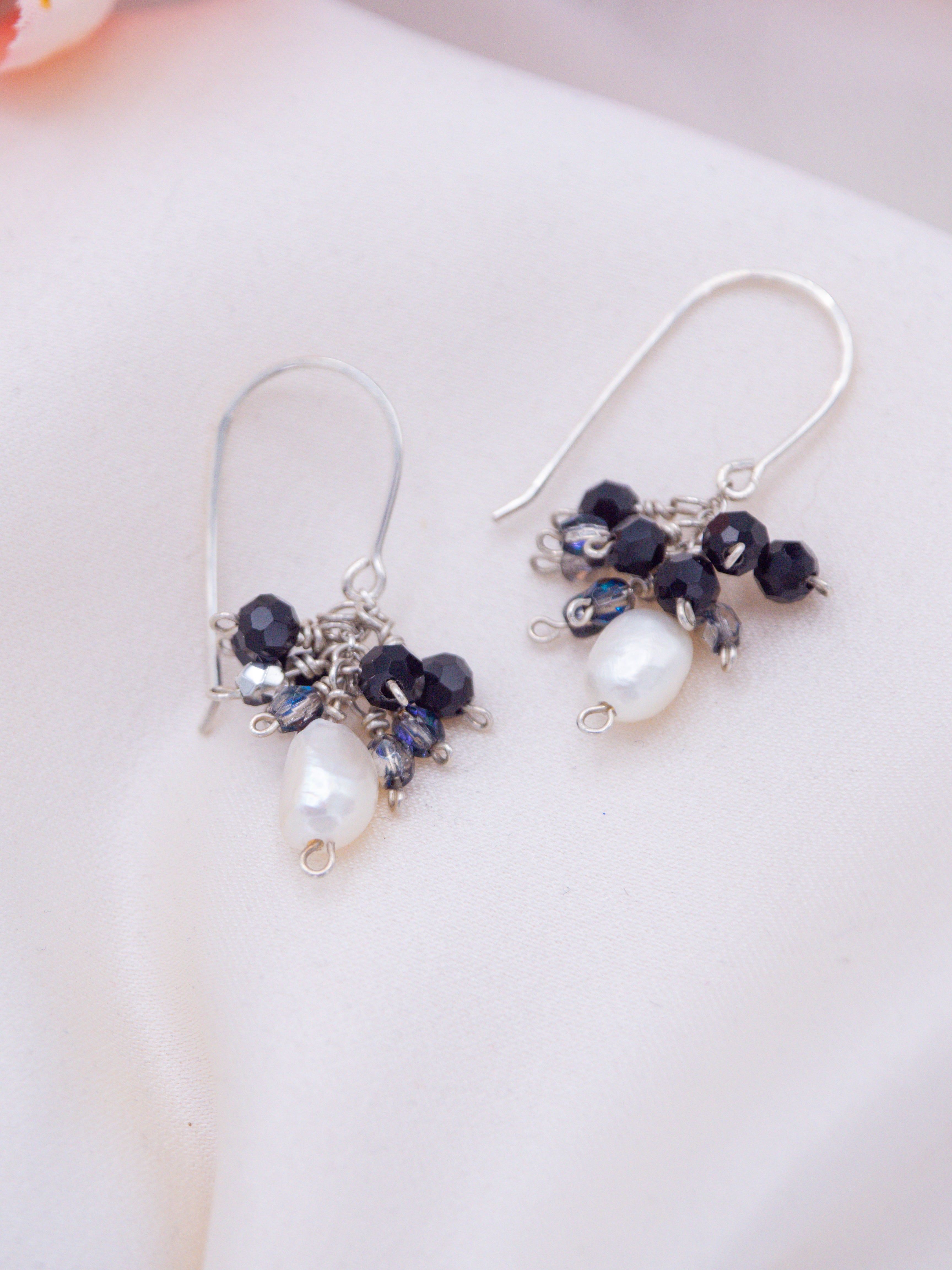 Käpy -helmikorvakorut (42)