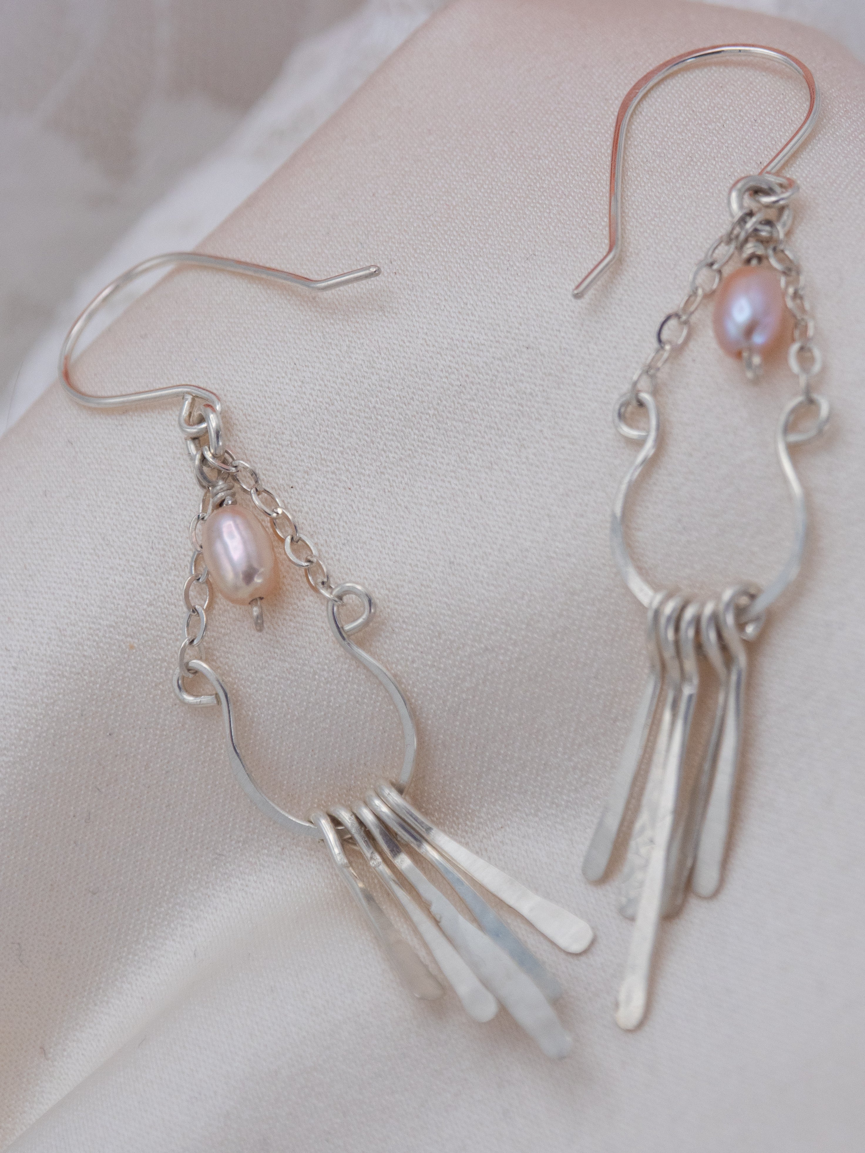 Lilja helmikorvakorut (799)