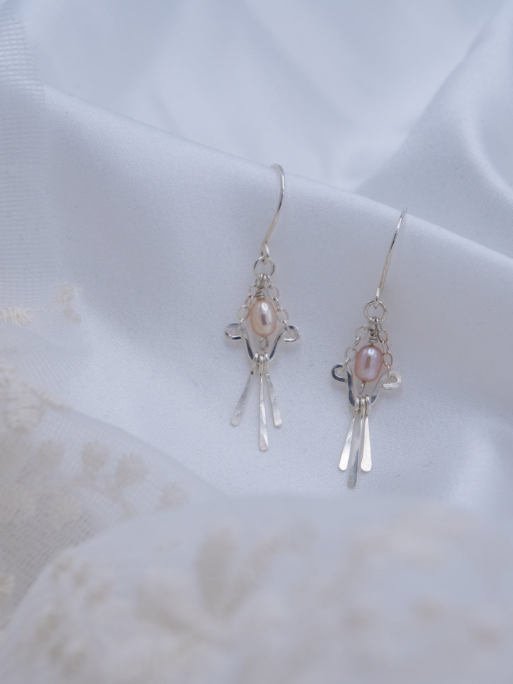 Lilja mini helmikorvakorut (447)