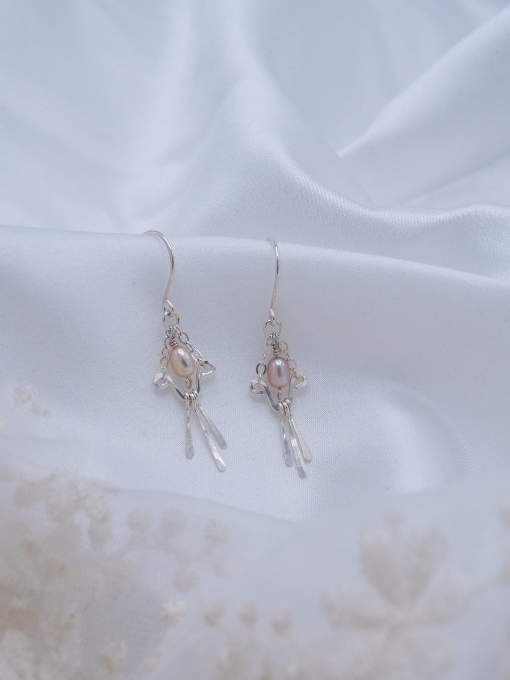 Lilja mini helmikorvakorut (447)