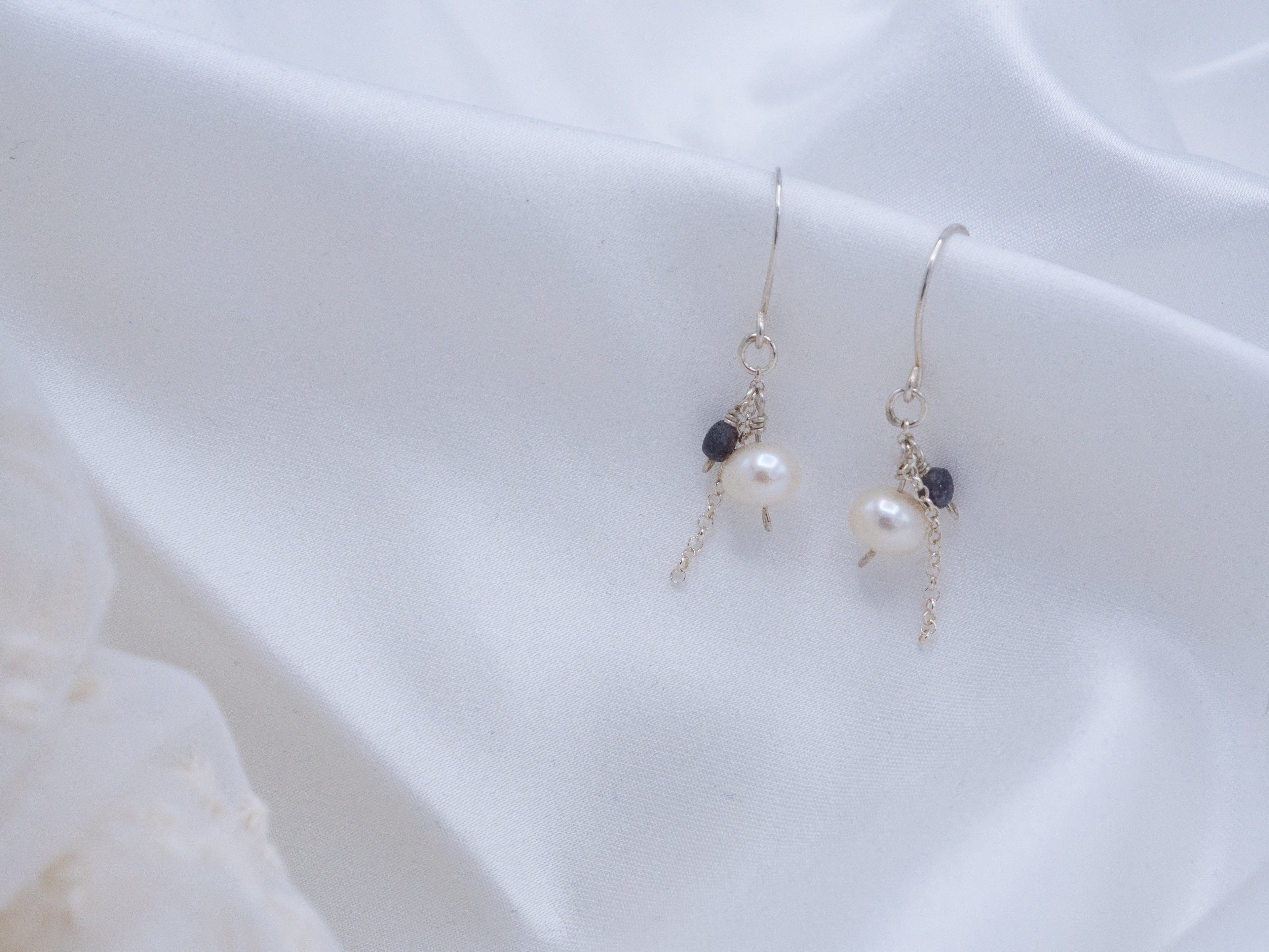 Sapphire and Pearl with a Twist -korvakorut (455)